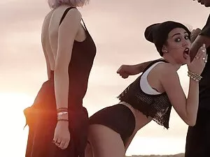 Người phụ nữ khỏa th ...