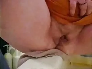 Cô gái khỏa thân còn ...