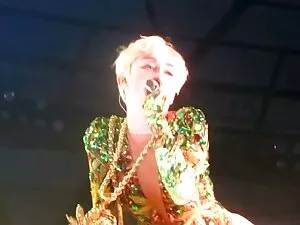 AUM, Momo thưởng phi ...